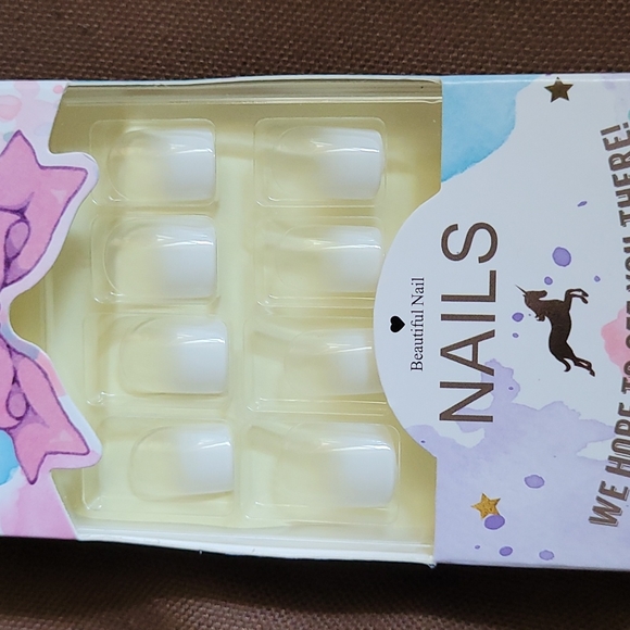 Faux Press on nails - Picture 2 of 3